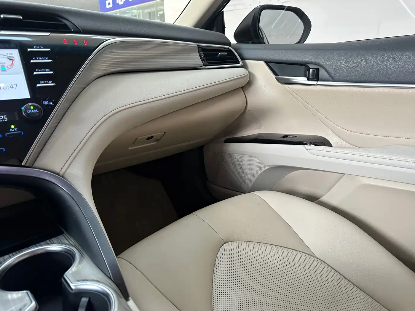 Toyota Camry 2018 Hybrid 2.5HG Luxury Edition фото 18