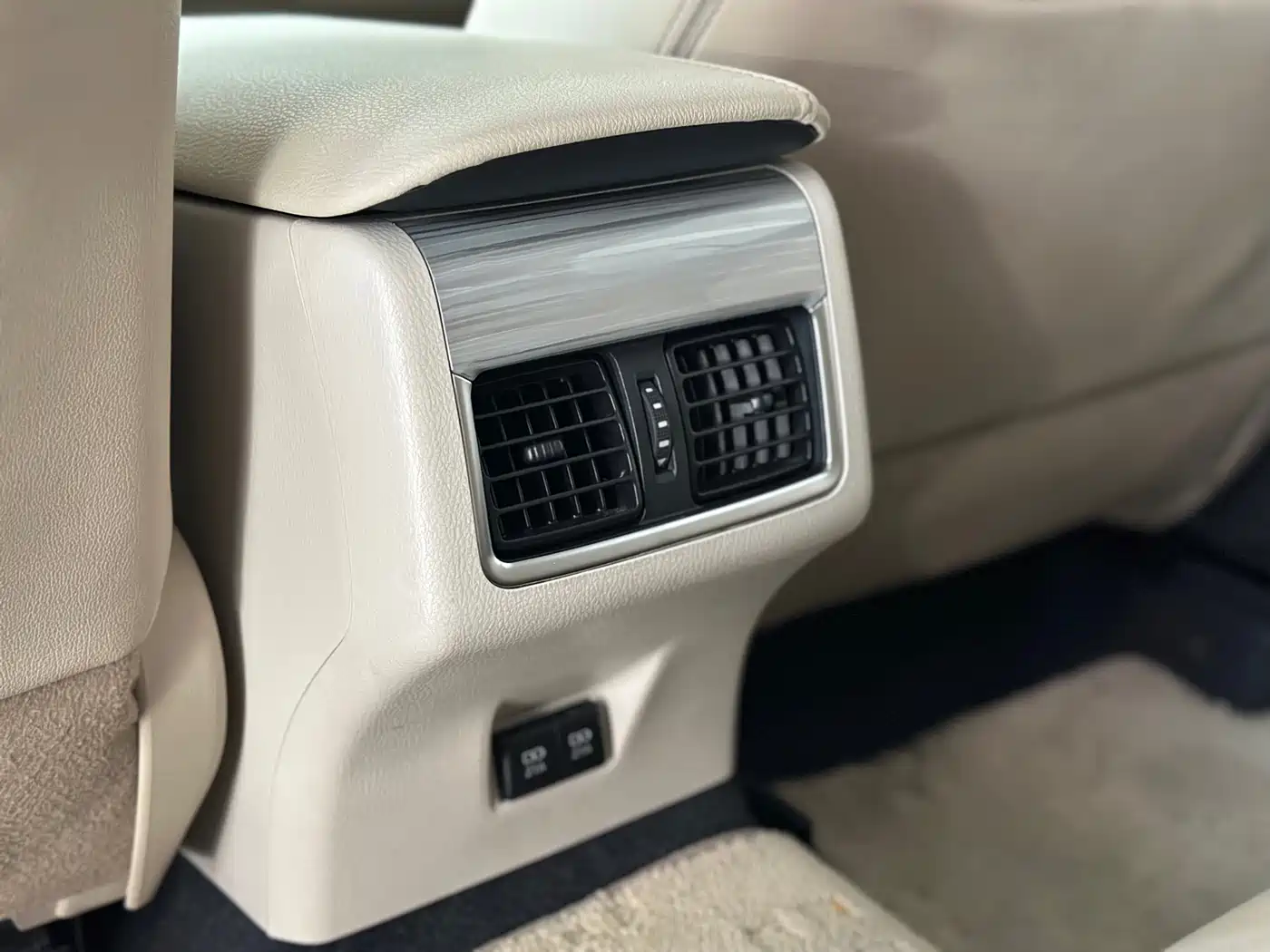 Toyota Camry 2018 Hybrid 2.5HG Luxury Edition фото 13