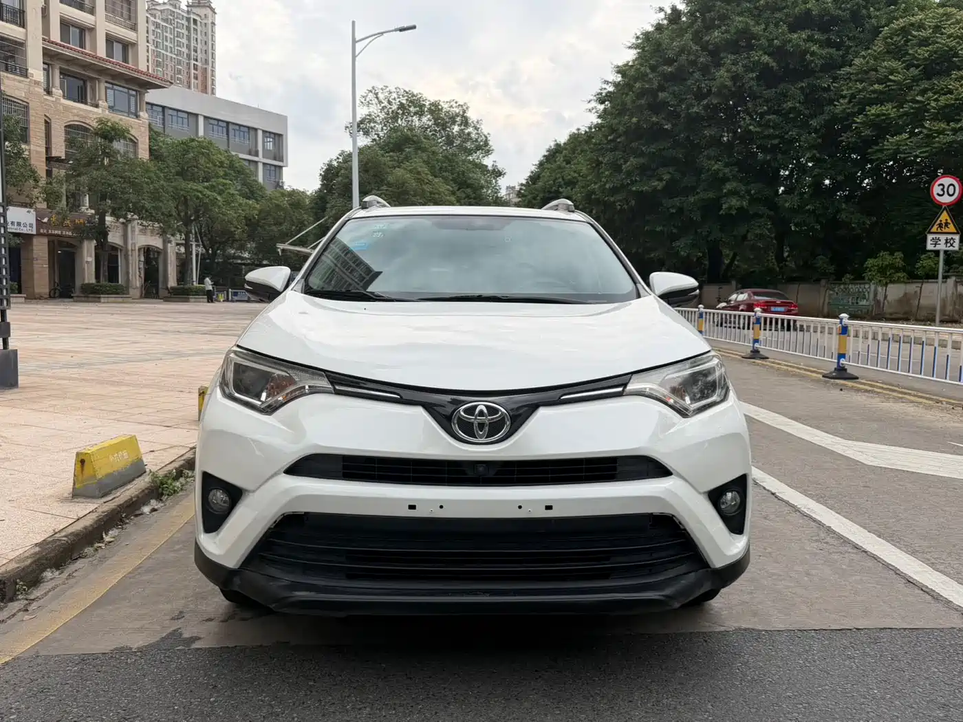Toyota RAV4 Rongfang 2016 2.0L CVT 2WD Trend (China V) фото 2