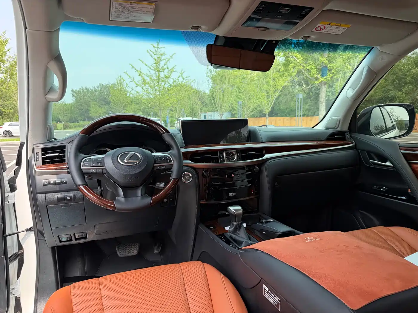 Фото 11 - Lexus LX