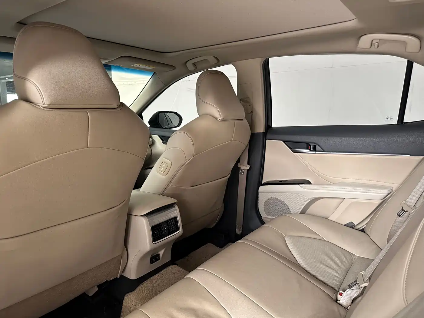 Toyota Camry 2018 Hybrid 2.5HG Luxury Edition фото 12