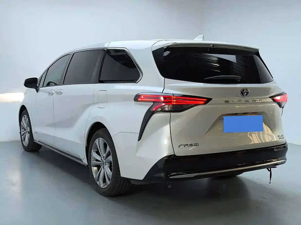 Toyota Sienna 2023 2.5L Hybrid Premium Edition фото 5