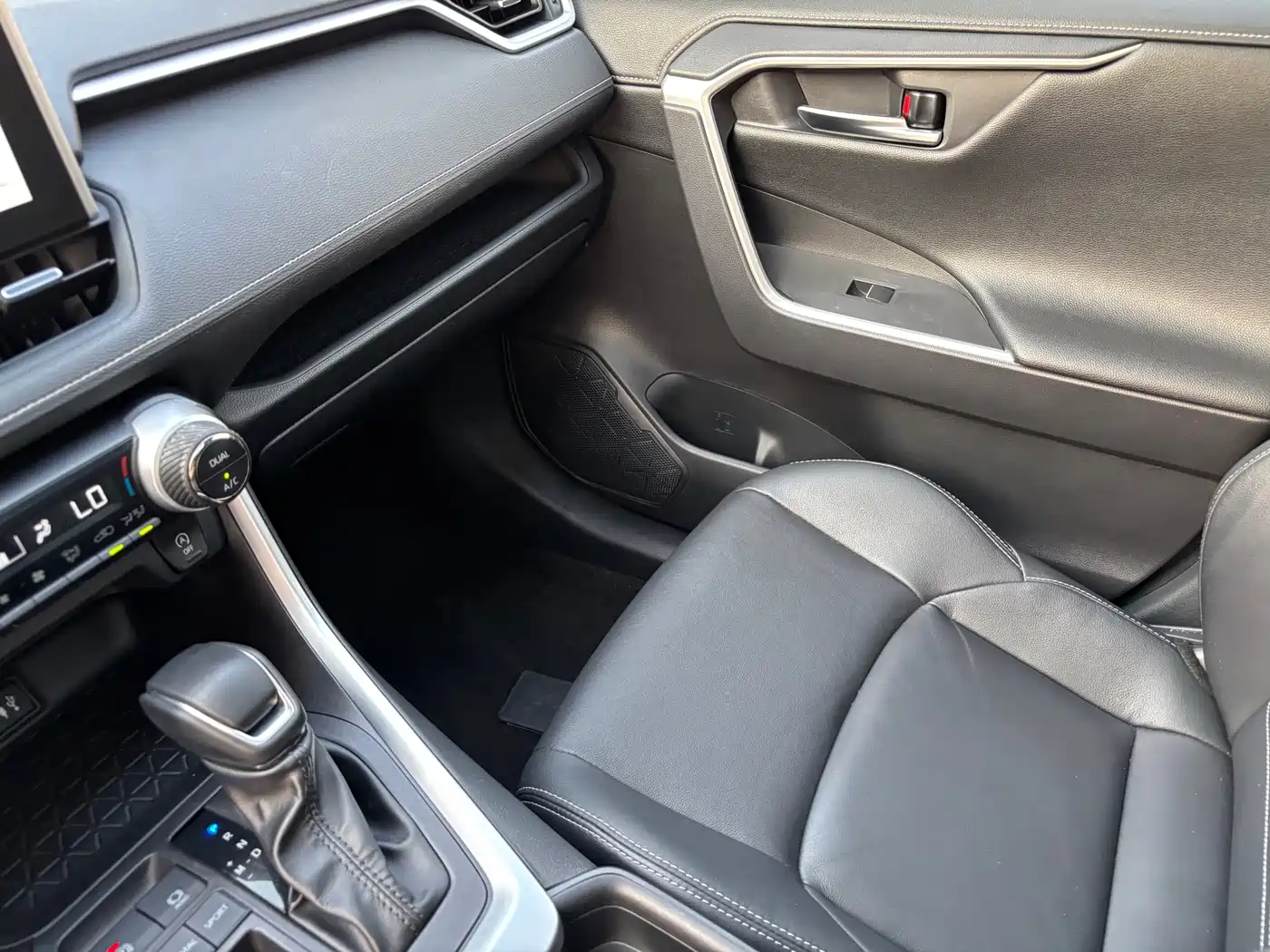Toyota Wildlander 2022 2.0L CVT FWD Luxury PLUS Edition фото 8