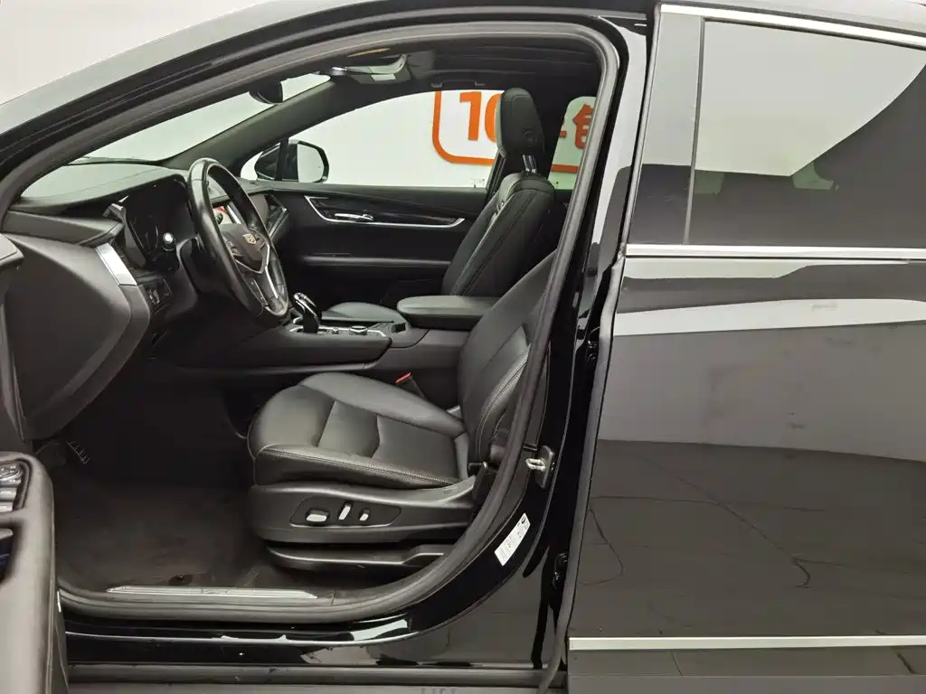 Photo 10 - Cadillac XT5