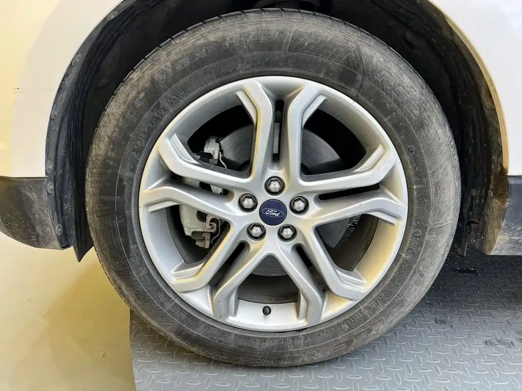 Фото 10 - Ford Edge