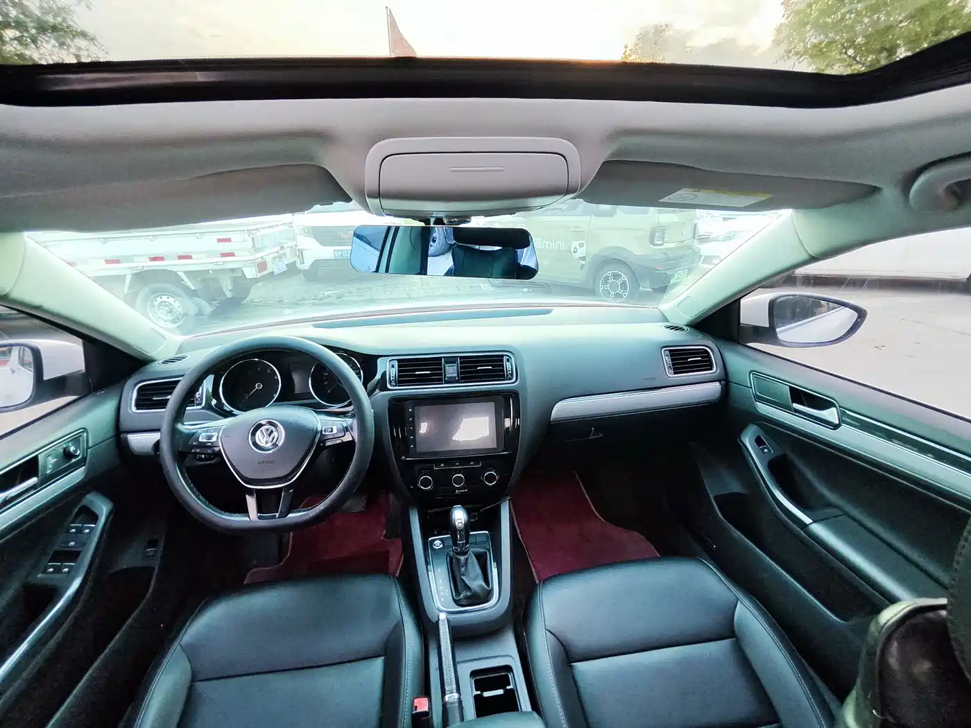 Volkswagen Sagitar 2018 1.6L Automatic Comfort фото 11