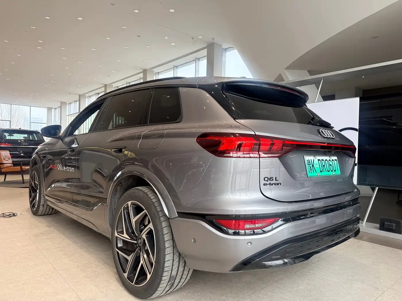 AUDI Q6L E TRON