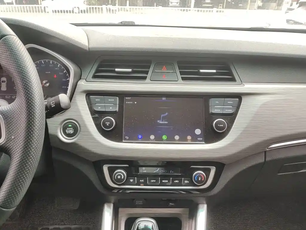 Фото 13 - Geely Vision X3