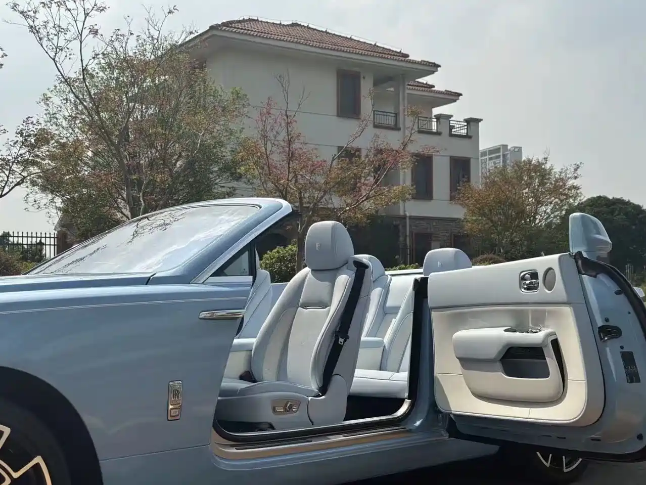 Photo 6 - Rolls-Royce Dawn