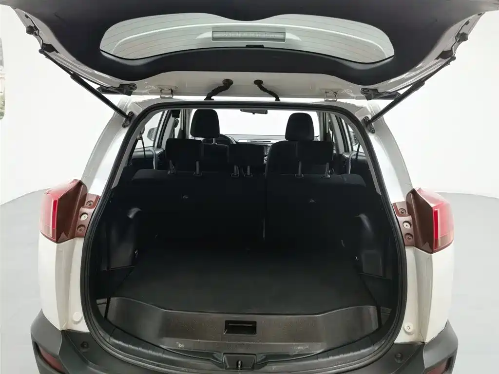 Toyota RAV4 Rongfang 2015 2.0L CVT 2WD Trend Edition фото 16