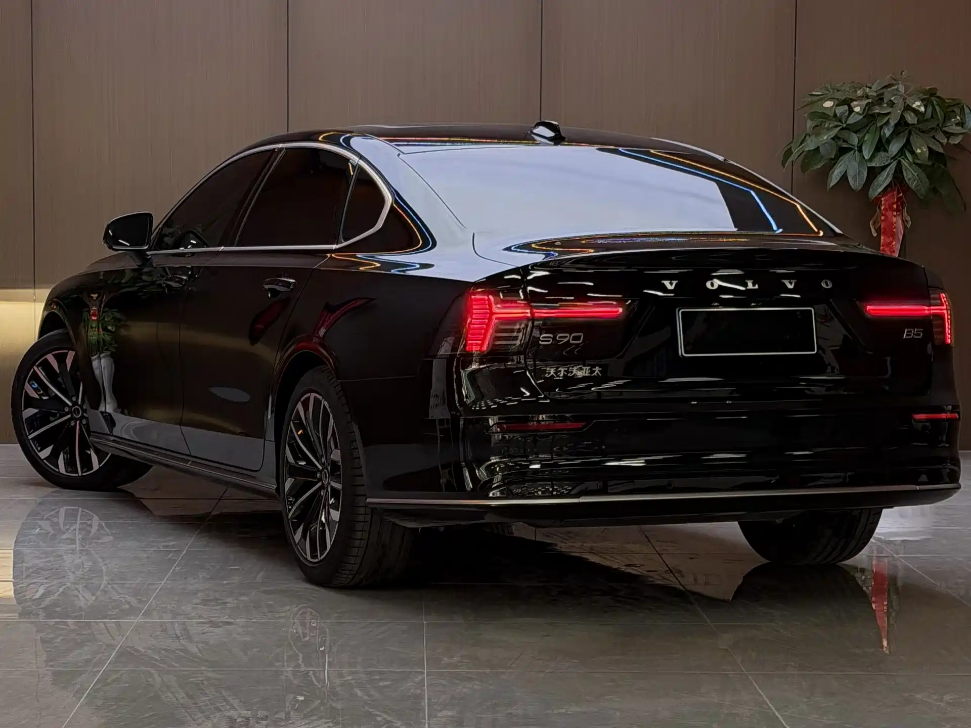 Photo 2 - Volvo S90