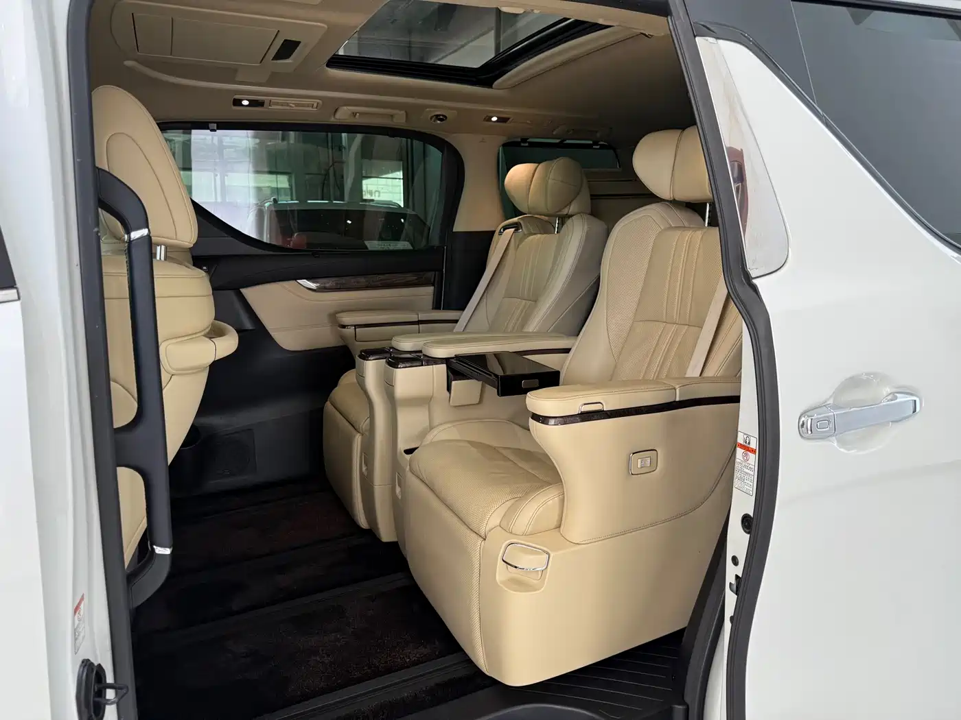 Toyota Alphard 2021 Hybrid 2.5L Premium фото 8