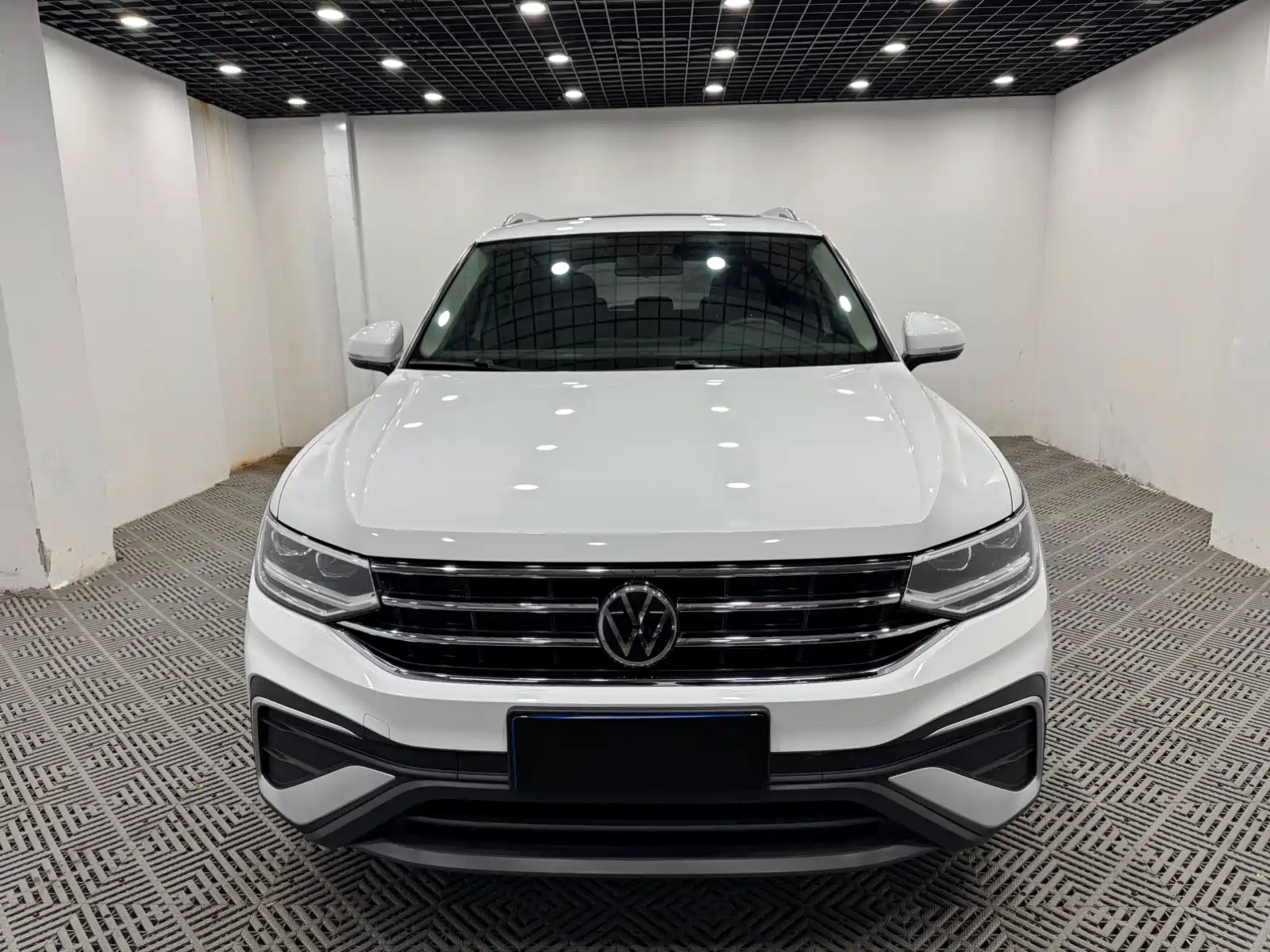 Photo 2 - Volkswagen Tiguan L
