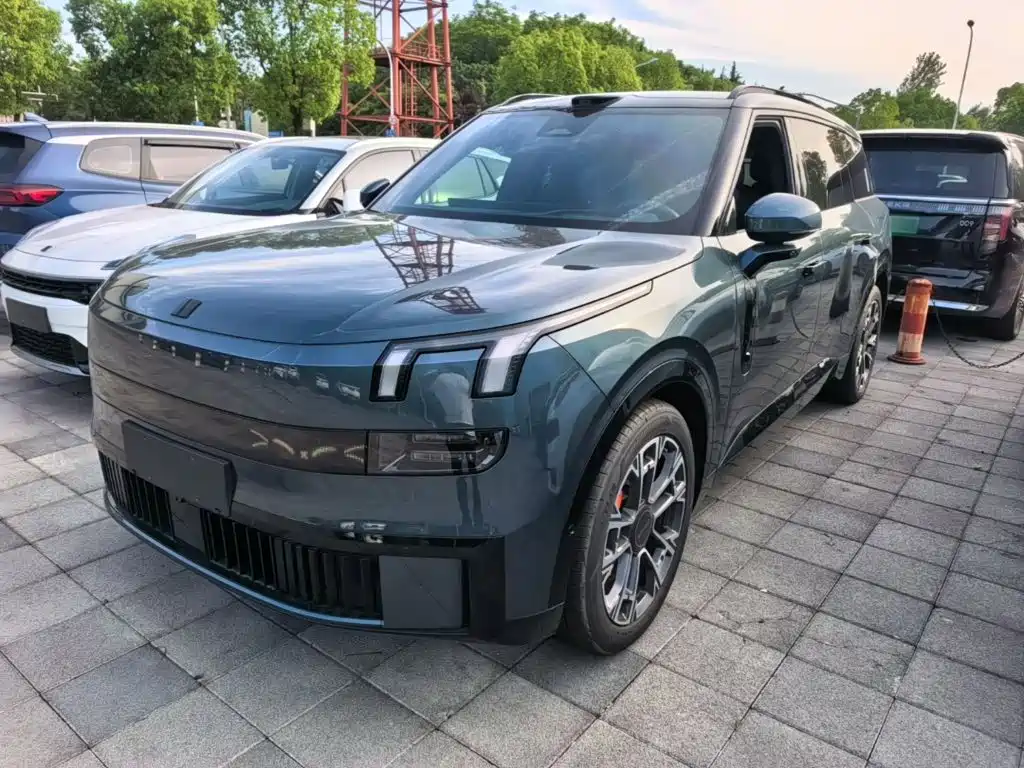 Lynk & Co 900 2025