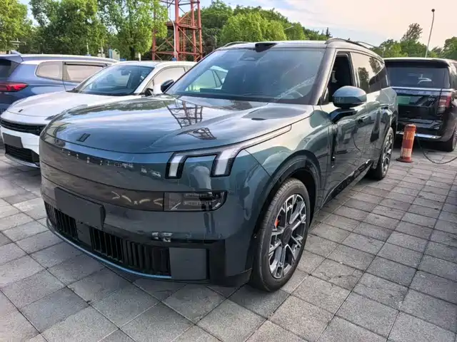 Lynk & Co 900 2025