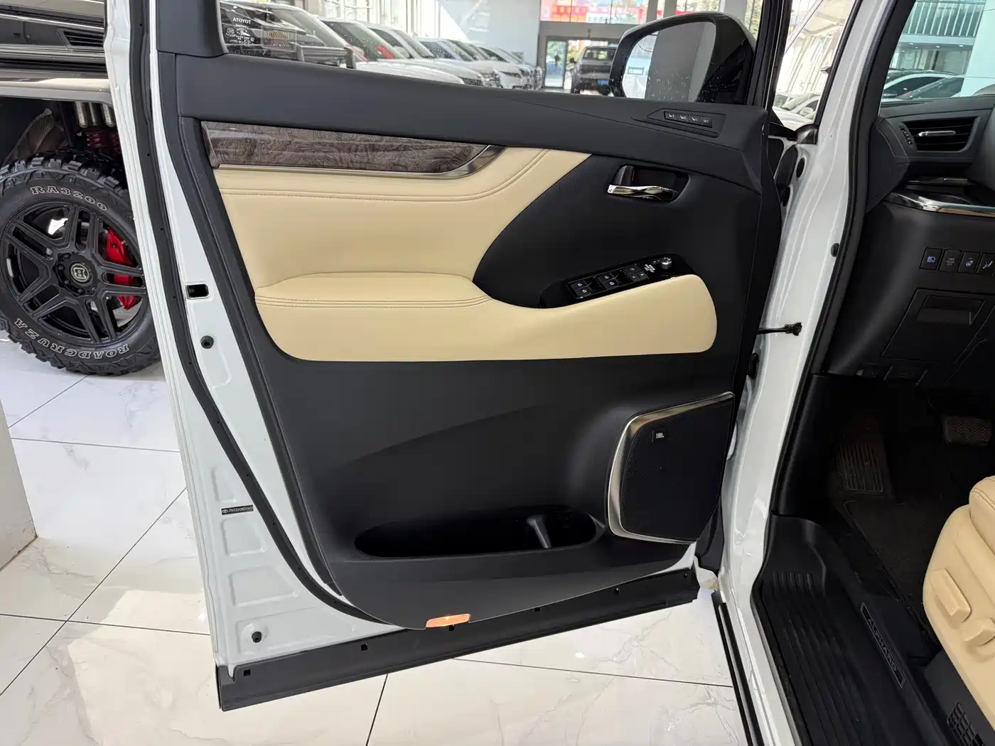 Toyota Alphard 2021 Hybrid 2.5L Premium фото 5