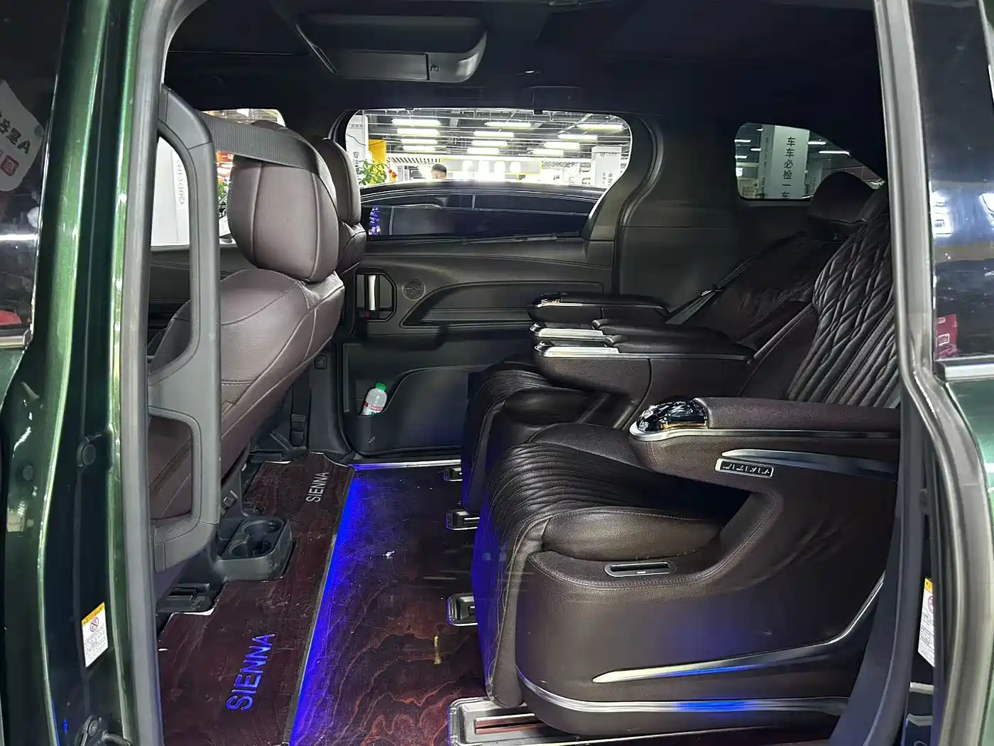 Toyota Sienna 2021 2.5L Hybrid Platinum Edition фото 16
