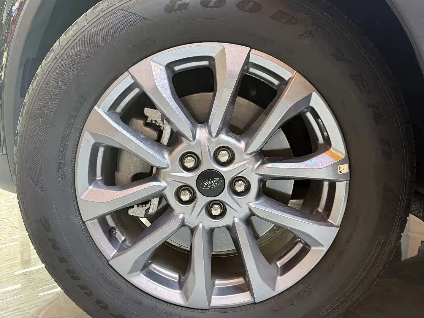 Фото 16 - Ford Edge
