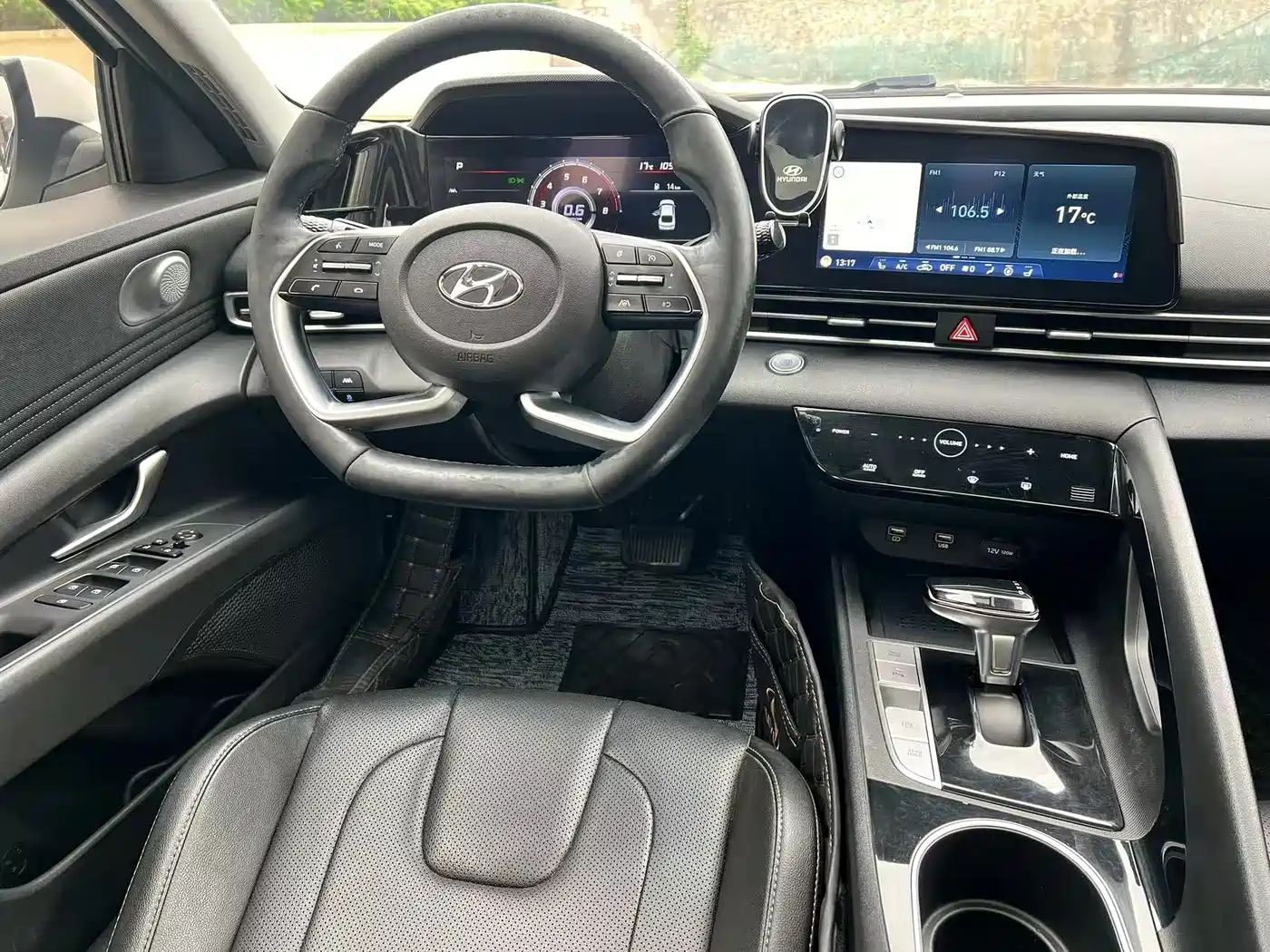 Hyundai Elantra 2021 1.5L CVT LUX Premium Edition фото 10