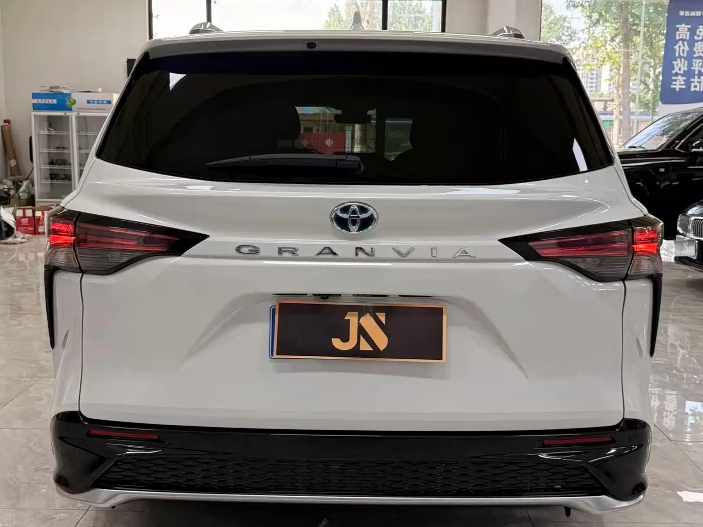 Toyota Granvia 2024 2.5L Hybrid Premium PLUS фото 9