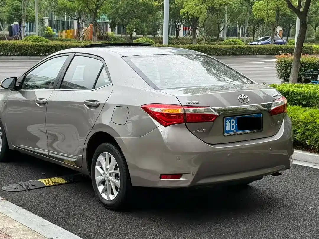 Toyota Corolla 2014 1.6L CVT GL-i Leather Edition фото 6