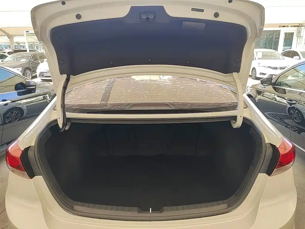 Hyundai Elantra 2016 Model 1.6L Automatic Smart Elite фото 19