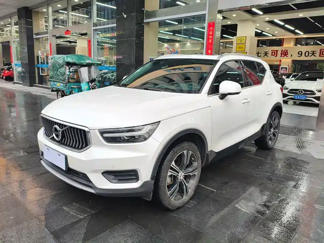 VOLVO XC40