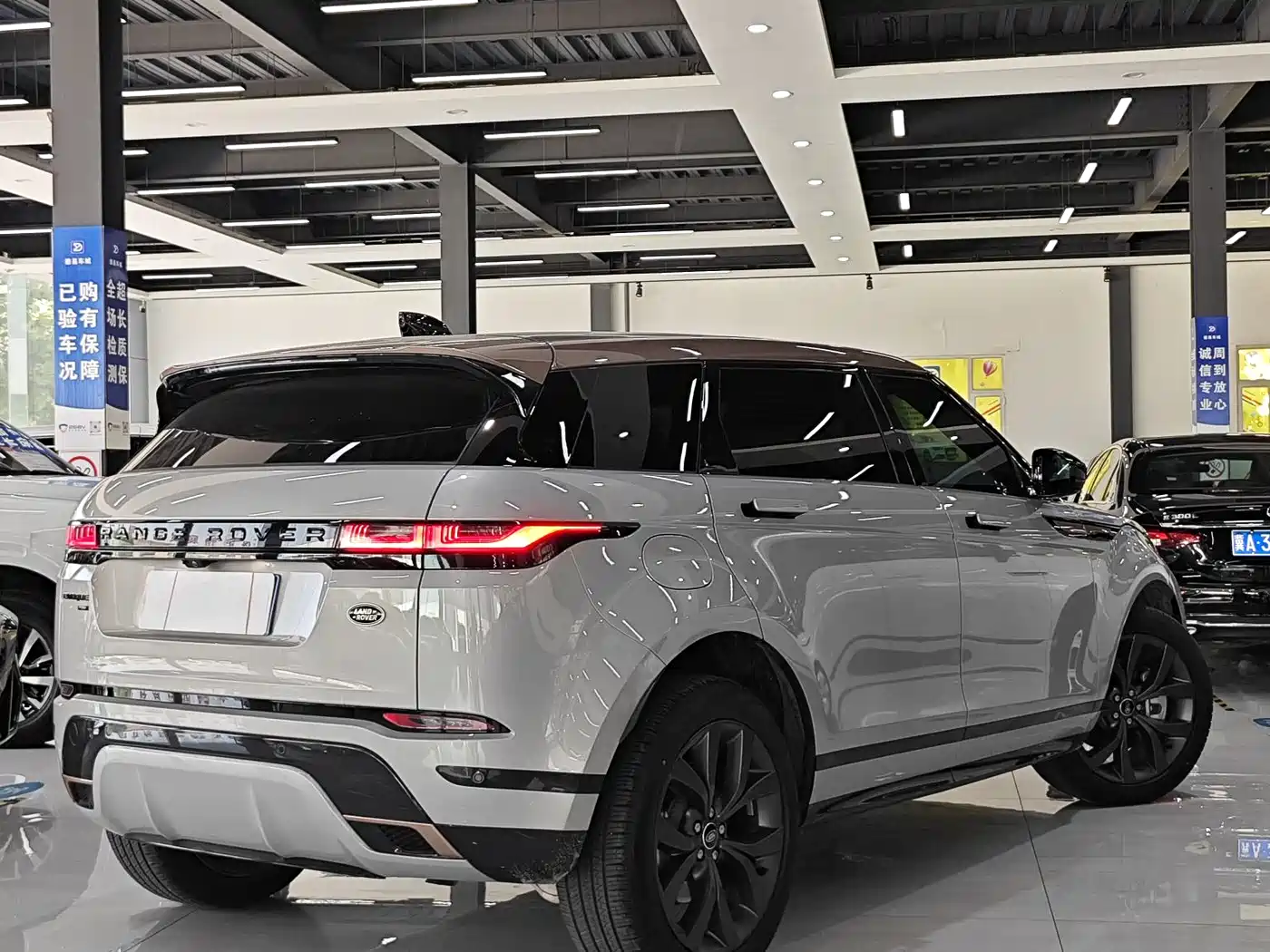 Land Rover Range Rover Evoque 2023 Range Rover Evoque L 249PS Corinthian Bronze Special Edition фото 7