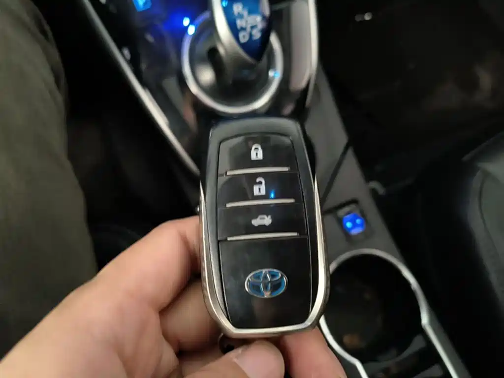 Toyota Corolla 2016 Dual Hybrid 1.8L E-CVT Elite Edition фото 9