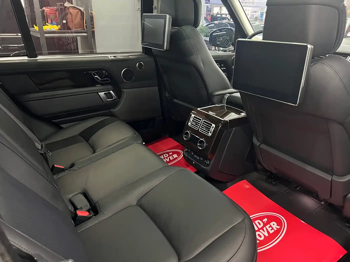 Land Rover Range Rover 2022 3.0 L6 400PS Heritage Extended Classic Edition фото 3