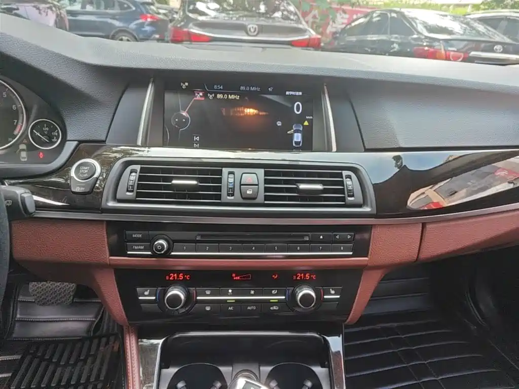 BMW 5 Series 2014 525Li Leading фото 13