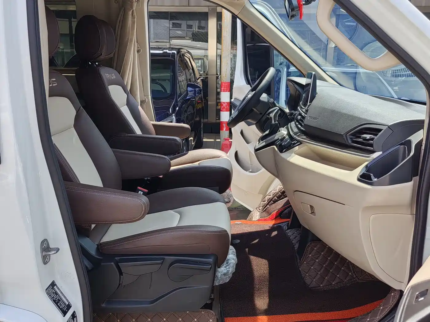 SAIC Maxus V100 RV 2023 2.0T Traveler V100 Mountain Retreat Edition Longitudinal Bed фото 5
