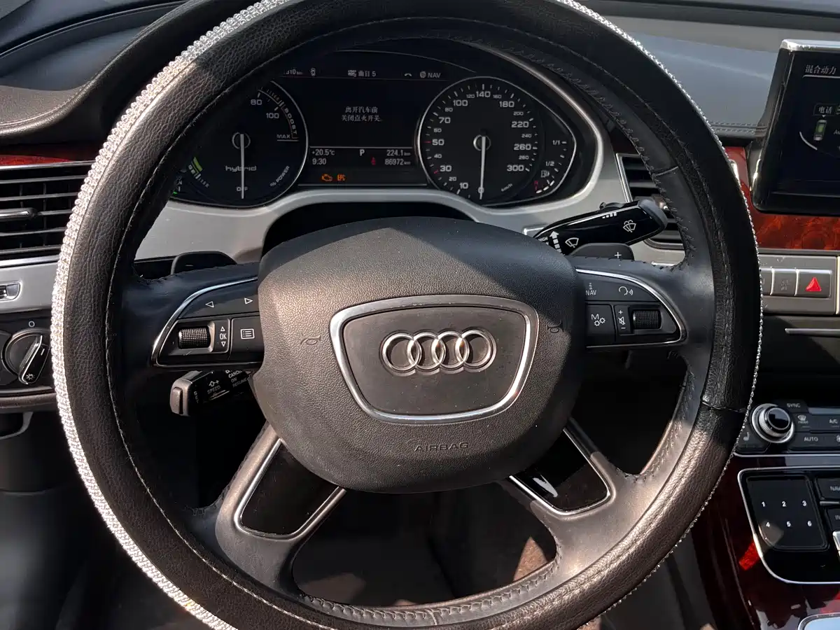 Фото 11 - Audi A8