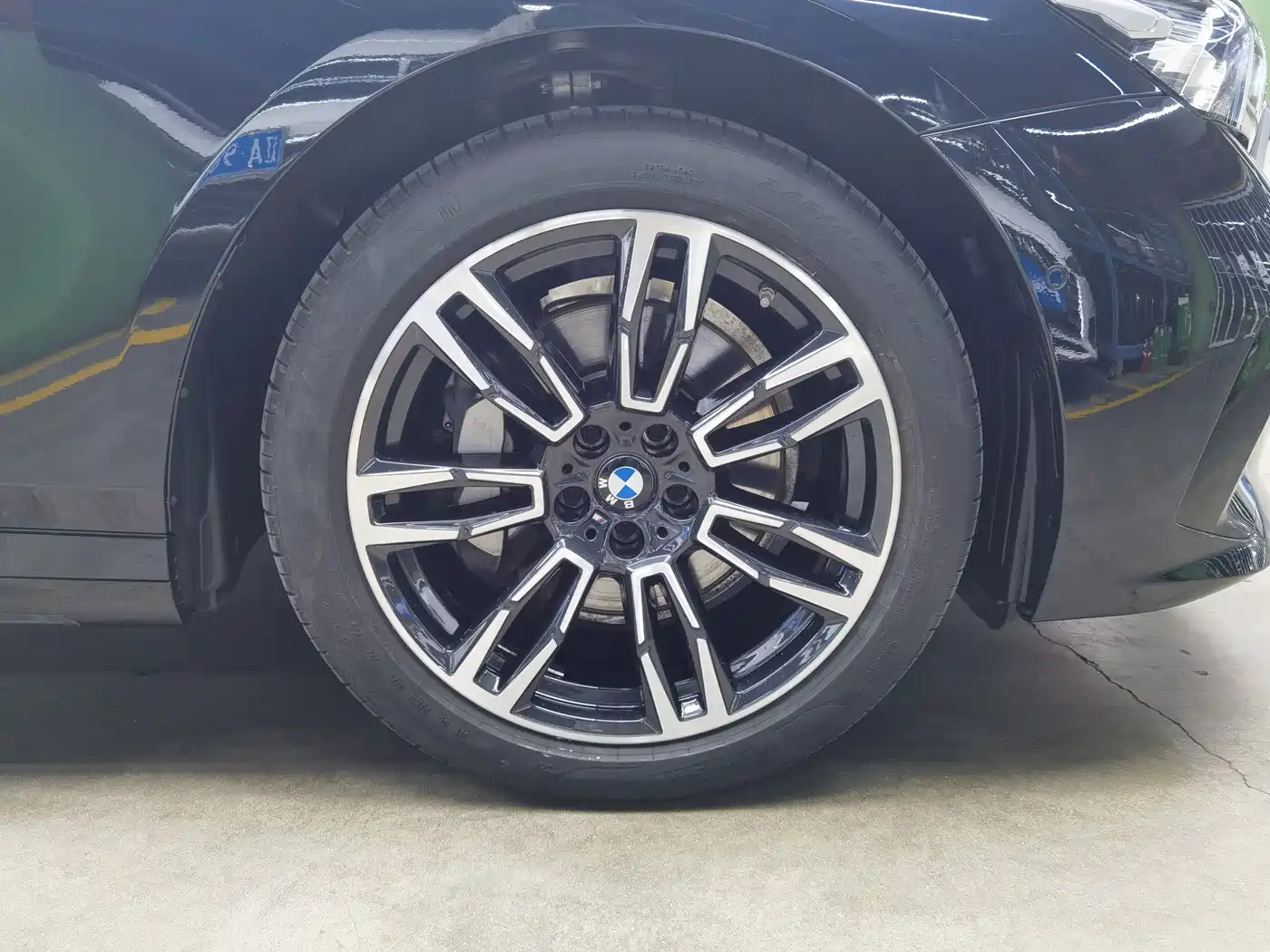 BMW 5 Series 2025 530Li Leading M Sport Package фото 19