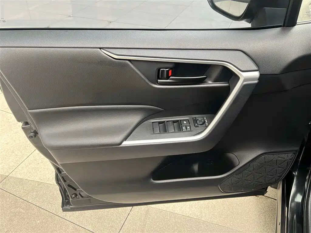 Toyota Wildlander 2023 2.0L CVT FWD LE фото 23