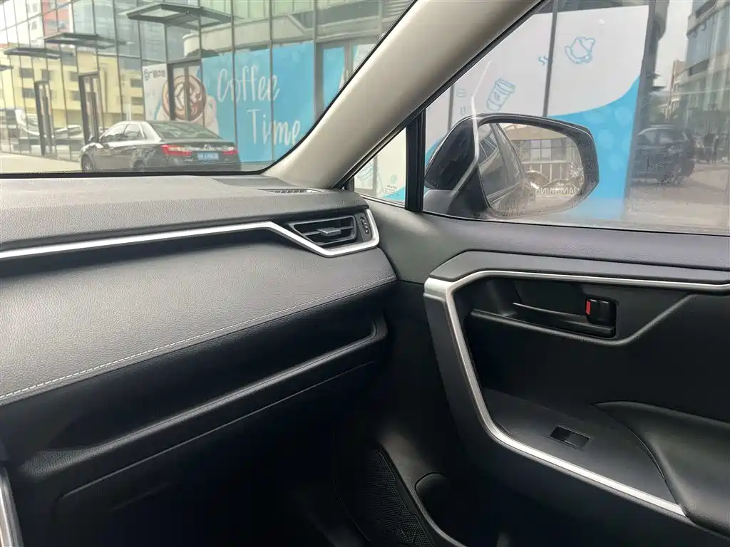 Toyota Wildlander 2023 2.0L CVT FWD LE фото 24