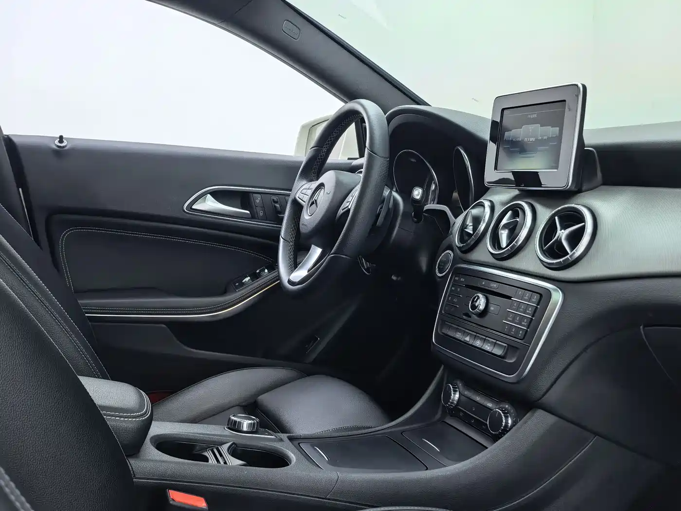 Mercedes-Benz CLA (Import) 2016 CLA 200 Fashion фото 4
