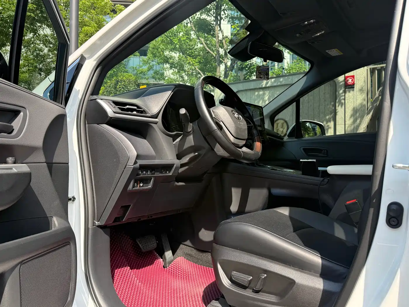 Toyota Granvia 2024 2.5L Hybrid Comfort фото 9