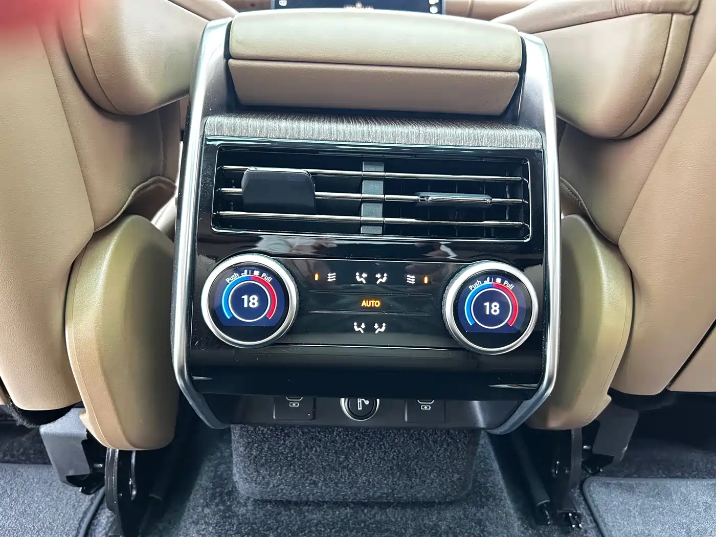 Land Rover Range Rover 2024 3.0 L6 360PS Golden Age Edition фото 16