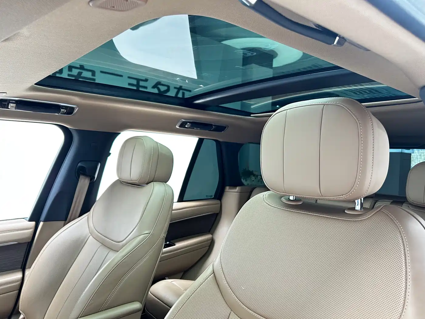 Land Rover Range Rover 2024 3.0 L6 360PS Golden Age Edition фото 17