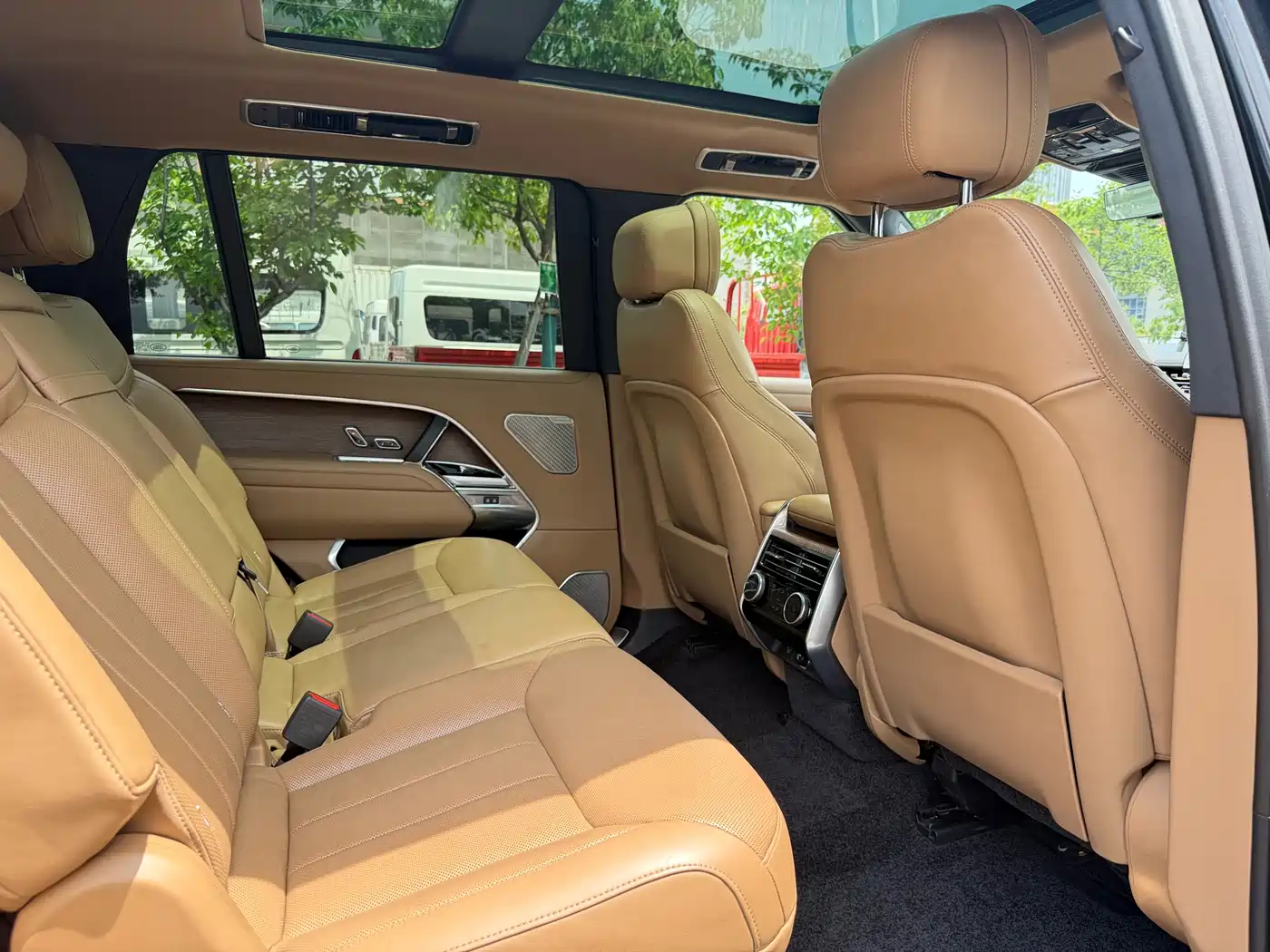 Land Rover Range Rover 2024 3.0 L6 400PS Golden Age Extended 7-Seater фото 13