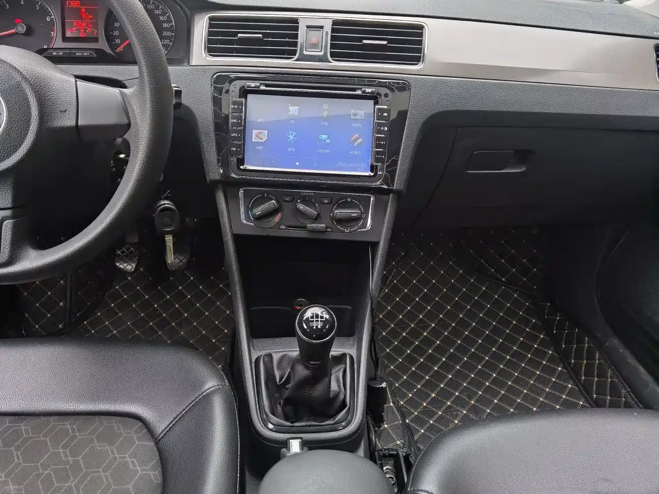 Volkswagen Santana 2016 1.6L Manual Comfort Edition фото 13