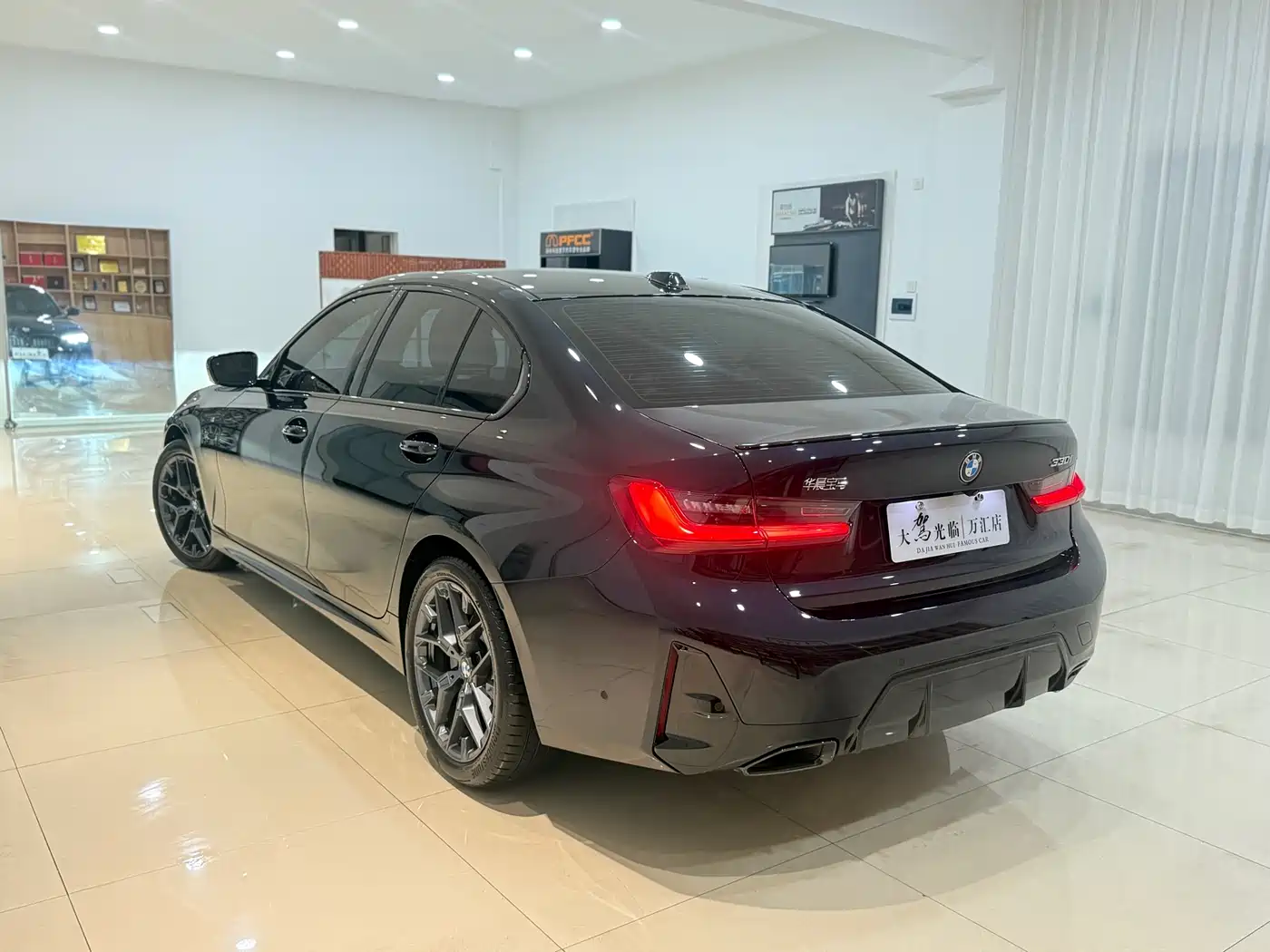 BMW 3 Series 2025 330i M Sport Night Edition фото 5