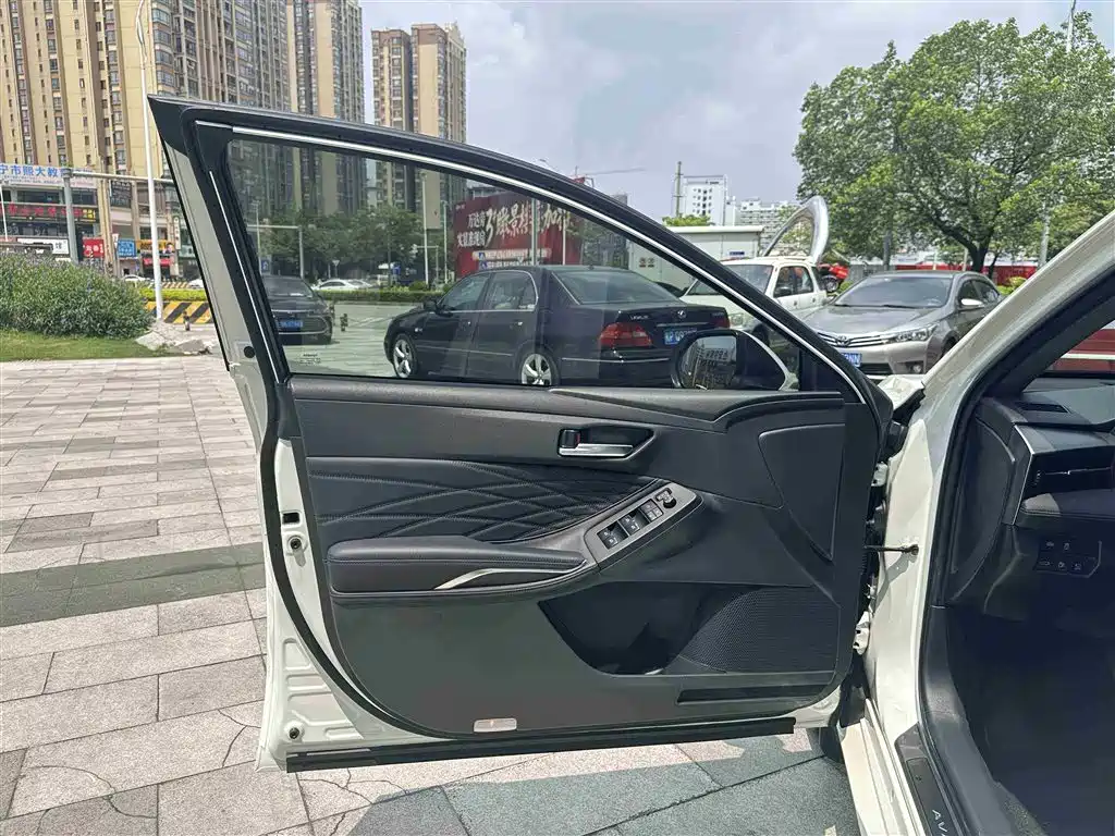 Toyota Avalon 2019 Hybrid 2.5L XLE Premium Edition China VI фото 19