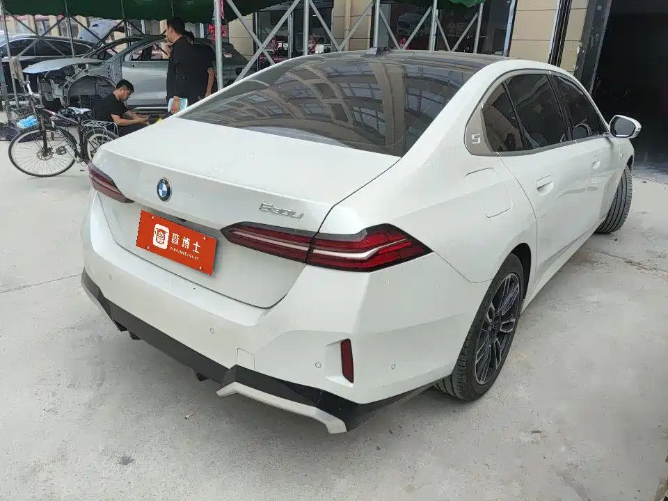 BMW 5 Series 2025 530Li Leading M Sport Package фото 3