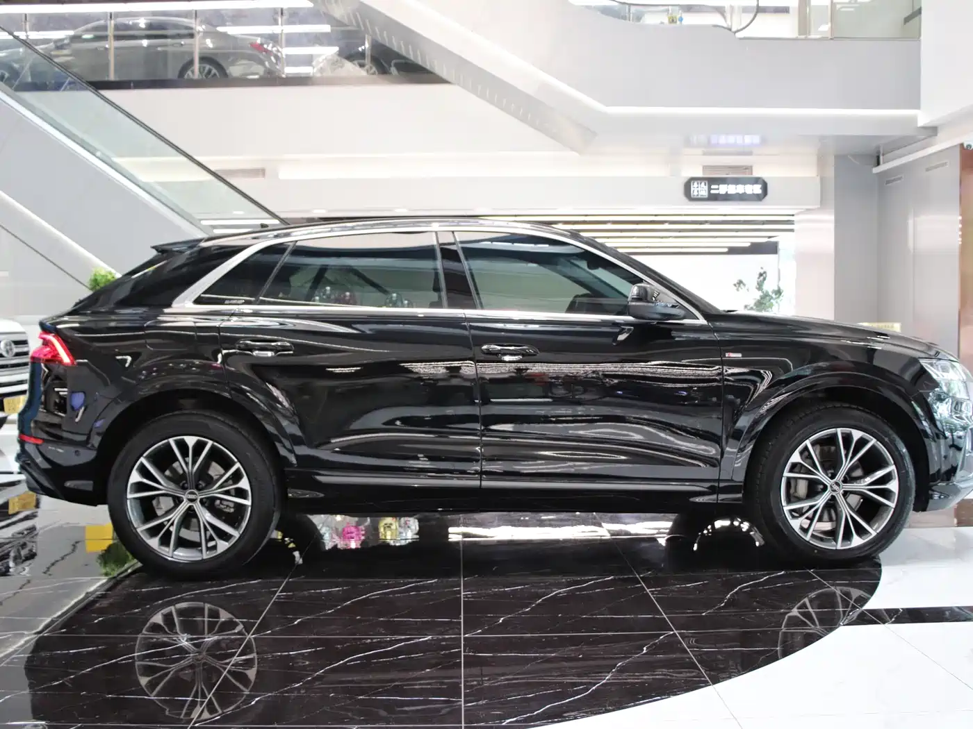 Audi Q8 2022 55 TFSI Luxury Dynamic фото 8