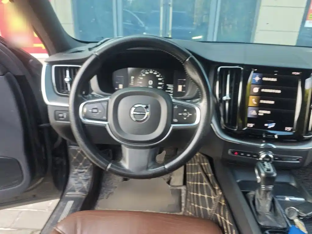 Фото 11 - Volvo XC60