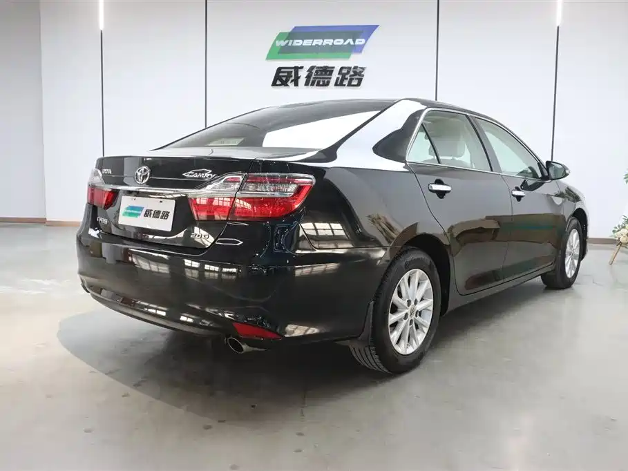 Toyota Camry 2016 2.0G 10th Anniversary Leading Edition фото 5