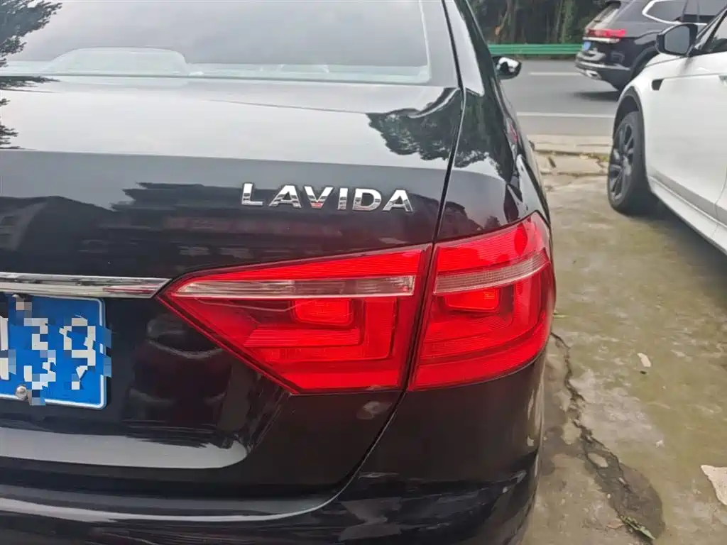 Volkswagen Lavida 2013 Facelift Classic 1.6L Automatic Comfort фото 8