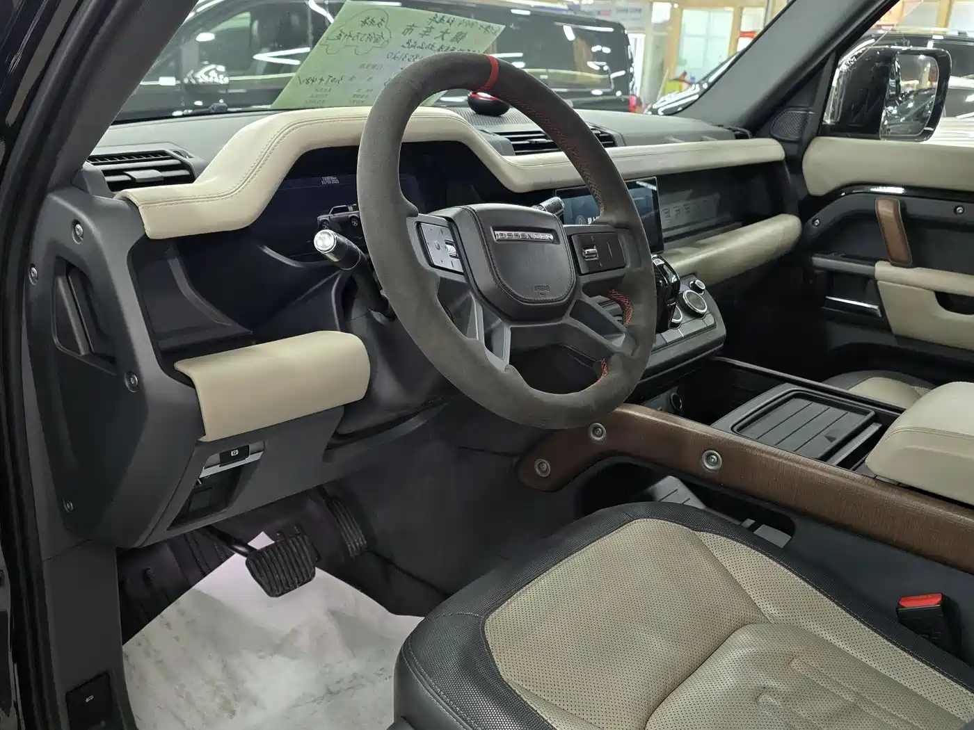 Land Rover Defender 2021 110 P400 Dark Special Edition фото 2